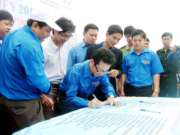 Tuổi trẻ Đà Nẵng ký cam kết bảo vệ môi trường. Ảnh: Hoài Văn Tuổi trẻ Đà Nẵng ký cam kết bảo vệ môi trường Ảnh: Hoài Văn