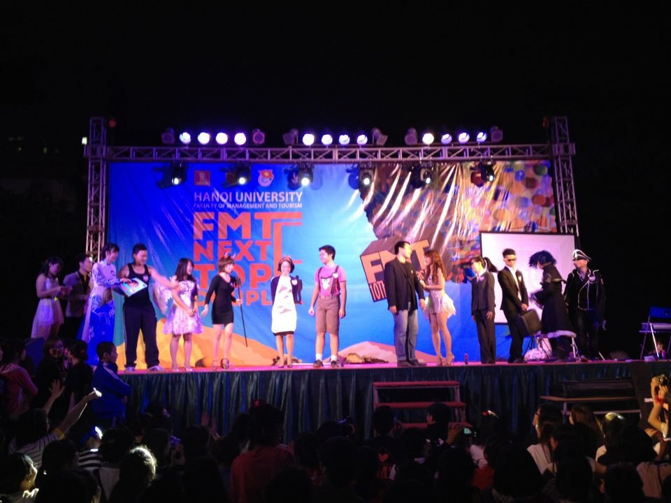 Các cặp thầy trò trong cuộc thi bước ra sân khấu trong tiếng hò reo cổ vũ của sinh viên