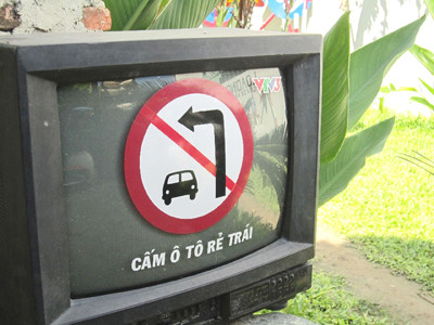 Chiếc TV mô phỏng trước mỗi chương trình phát sóng, ĐTH sẽ đưa lên một loại biển báo để giúp khán giả dễ học và nhớ. Chiếc TV mô phỏng trước mỗi chương trình phát sóng, ĐTH sẽ đưa lên một loại biển báo để giúp khán giả dễ học và nhớ