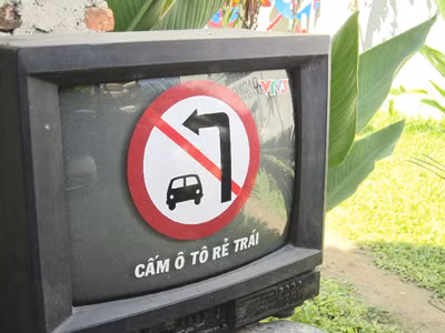 Chiếc TV mô phỏng trước mỗi chương trình phát sóng, ĐTH sẽ đưa lên một loại biển báo để giúp khán giả dễ học và nhớ. Chiếc TV mô phỏng trước mỗi chương trình phát sóng, ĐTH sẽ đưa lên một loại biển báo để giúp khán giả dễ học và nhớ