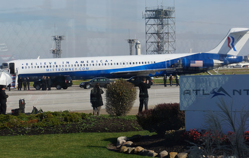 Chuyên cơ của ông Romney đến trước, ông ở trong chờ cấp phó Ryan đến để cùng đi. Ảnh: Trí Đường