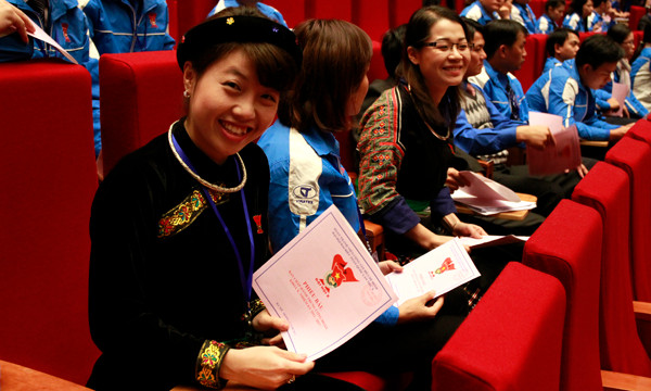 Nét tươi tắn của đại biểu cầm trên tay lá phiếu bầu những người tiêu biểu nhất vào Ban chấp hành T.Ư Đoàn khóa mới