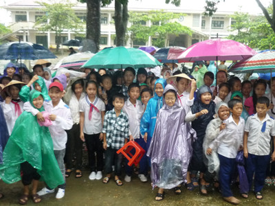 Phụ huynh và học sinh tập trung để phản đối việc sáp nhập trường. Phụ huynh và học sinh tập trung để phản đối việc sáp nhập trường