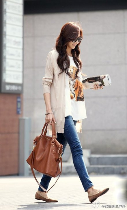 Cặp đôi chưa bao giờ lỗi mốt - quần jeans + áo sơ mi. Quần jeans - áo pull đem lại cho bạn vẻ năng động trẻ trung.