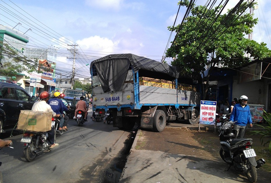 chiếc xe đâm thẳng vào nhà dân