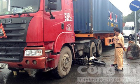 Người phụ nữ gãy chân, gào khóc dưới gầm container ảnh 1