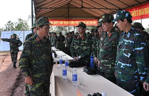 Trung tướng Nguyễn Quốc Khánh trao đổi với Ban chỉ đạo diễn tập