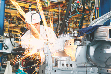 Đẩy mạnh CNH - HĐH, thoát khỏi sự lệ thuộc kinh tế Ảnh: H.V