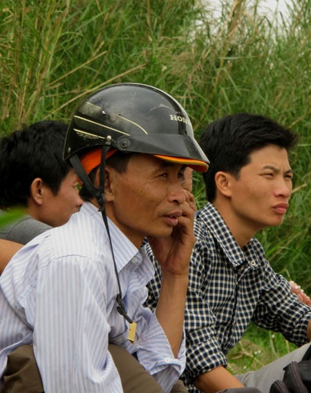 Anh Hưng (trái, anh rể anh Huy) đang nỗ lực liên lạc với các nguồn tin để tìm kiếm thi thể chị Huyền. Anh Hưng (trái, anh rể anh Huy) đang nỗ lực liên lạc với các nguồn tin để tìm kiếm thi thể chị Huyền