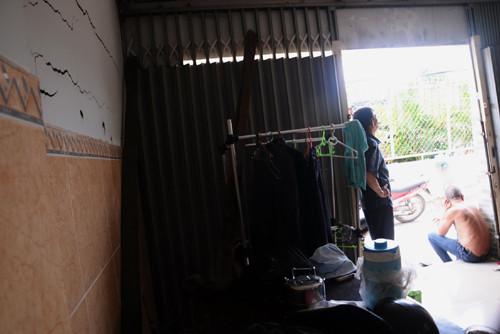 Khung cửa sắt trong nhà cũng bị đổ rời nên gia đình dùng thanh sắt chống đỡ. Theo anh Nguyễn Công Hiếu, người trong gia đình bà Sanh, từ năm 2009 chung cư Mỹ Đức trước nhà bắt đầu xây dựng thì nhiều ngôi nhà ở khu vực này bị rạn nứt dần, phần nền cũng bị lún theo