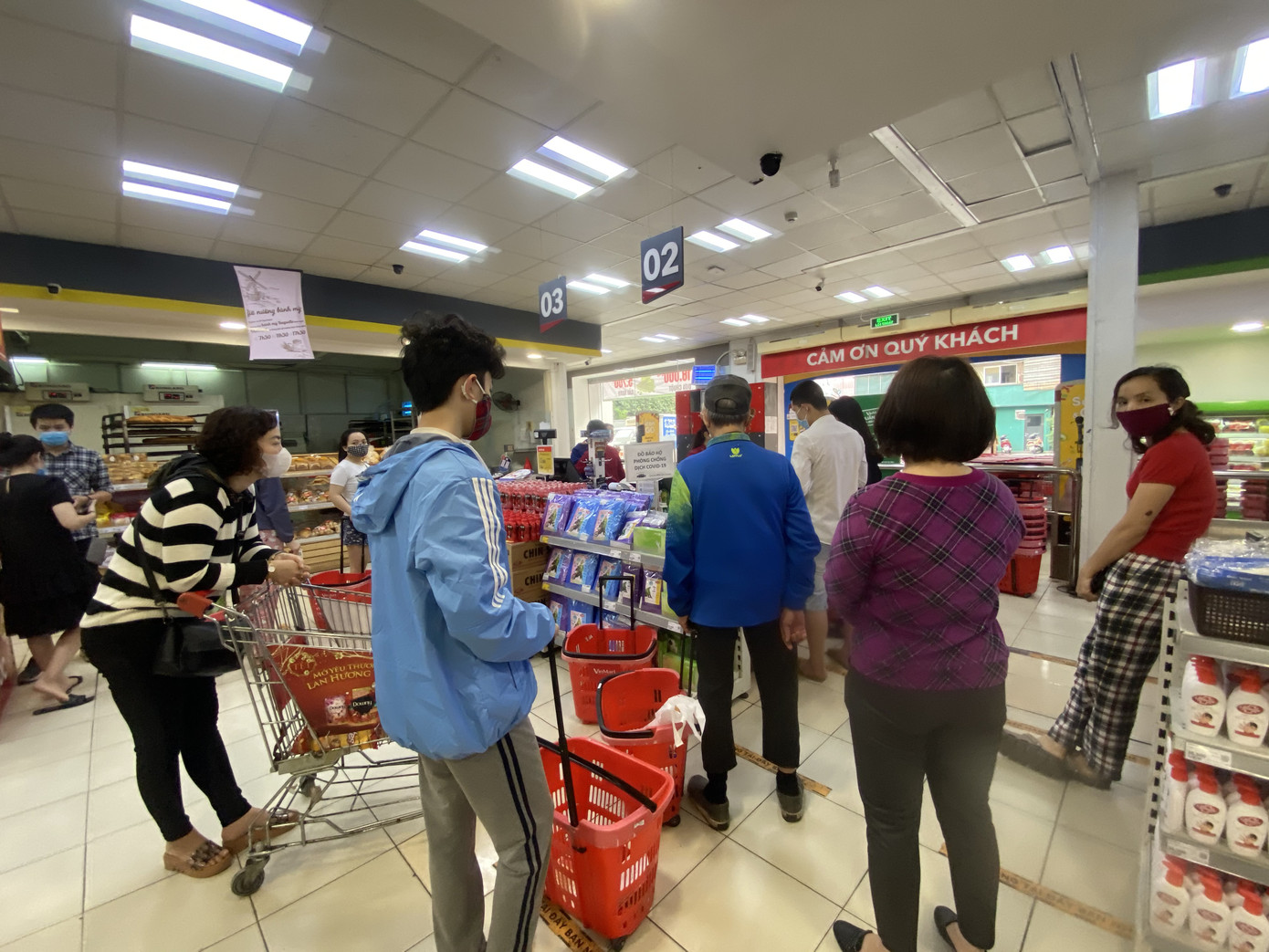 Siêu thị đông đúc, chen chân chờ thanh toán giữa những ngày 'cách ly toàn xã hội' ảnh 7
