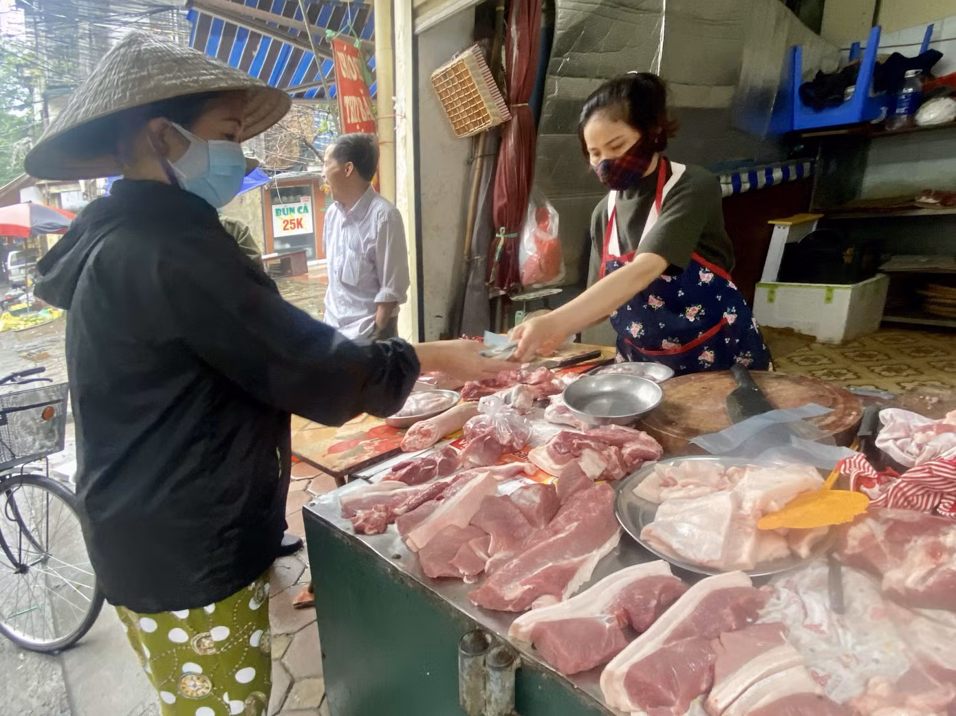 Lợn hơi tăng 'phi mã', 200.000 đồng chưa mua được 1kg thịt lợn ảnh 1