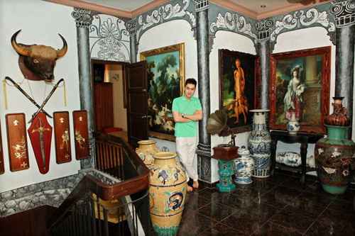 Không dừng lại ở việc sưu tầm cổ vật quốc gia, nhà Tùng Lâm còn có những bức tranh, cổ vật phương Tây như máy hát đĩa than, tranh quý tộc...