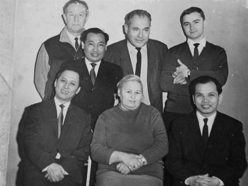 Với các thầy thuốc Xô Viết (từ trái sang phải: BS Nguyễn Gia Quyền, BS Lê Ngọc Mân, hàng sau là BS Lê Điều và Viện sĩ I. A Saratốp nói được 7 thứ tiếng. Mátxcơva 1968)