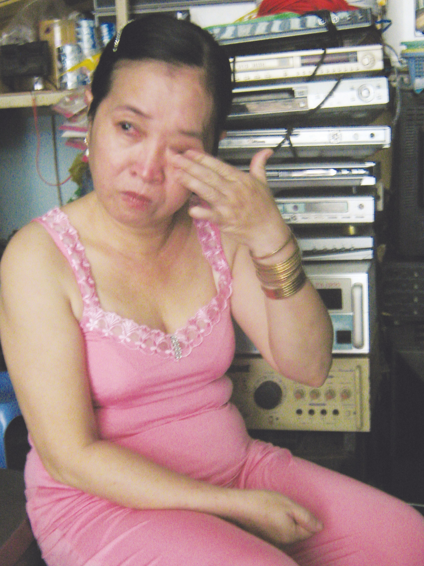 Chị Dương Thị Mỹ Anh khóc khi kể lại chuyện bị trù dập Ảnh: Kiến Giang