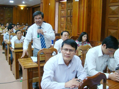 Không hề thấy một đại biểu nào sử dụng laptop khi họp. Không hề thấy một đại biểu nào sử dụng laptop khi họp