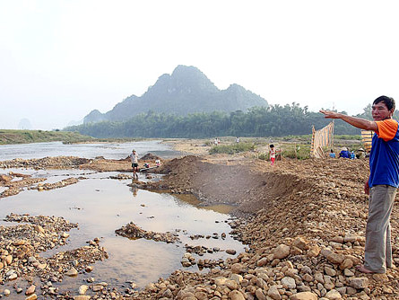 Người dân bức xúc vì từ ngày 2 đến 7.10, dù chưa cấp phép nhưng những người đào vàng đã mang máy móc cày nát bãi sông để tìm vàng mà chính quyền địa phương không ngăn chặn