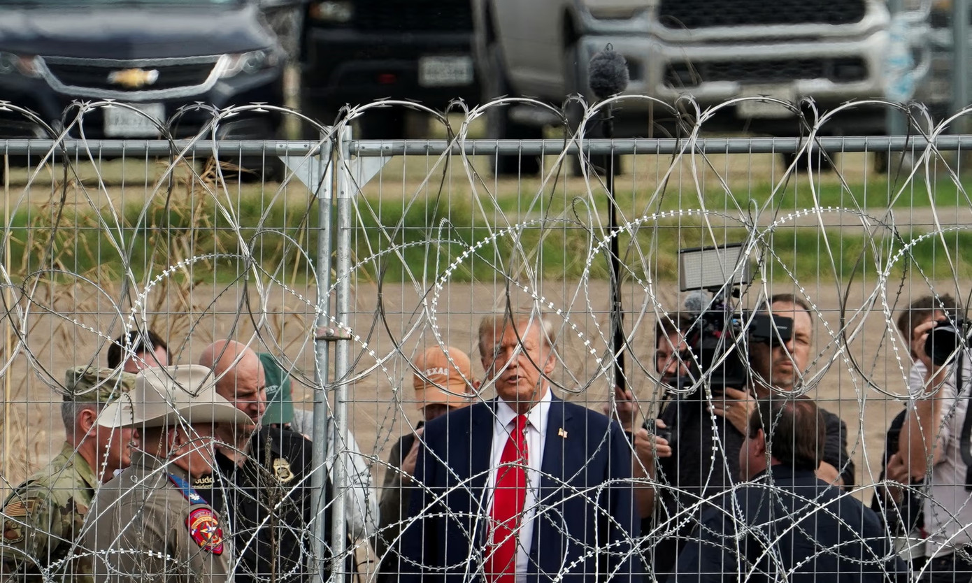 Ông Donald Trump thăm biên giới Mỹ-Mexico tại bang Texas hồi tháng 2/2024. Ảnh: Reuters.