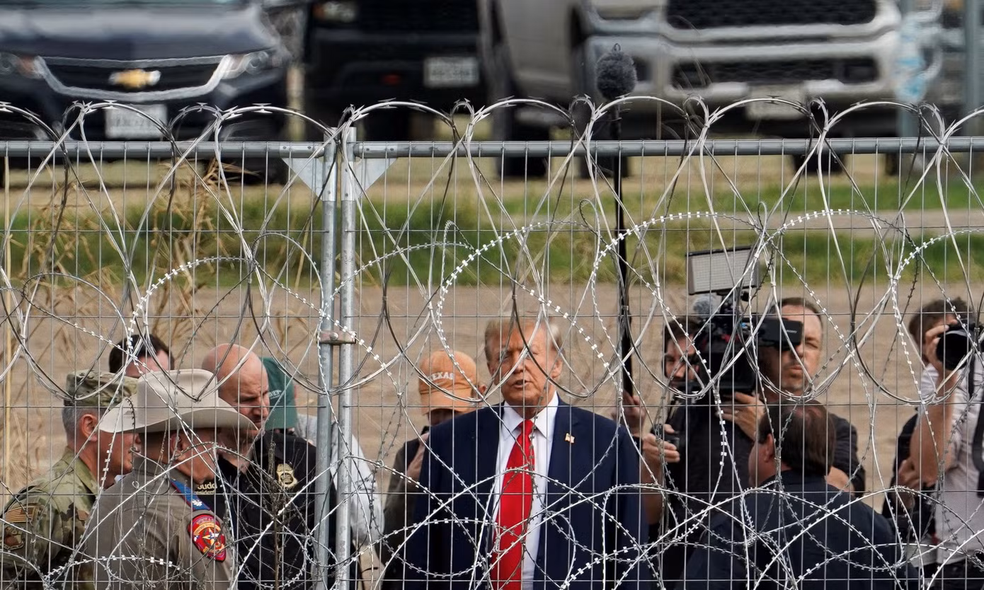 Ông Donald Trump thăm biên giới Mỹ-Mexico tại bang Texas hồi tháng 2/2024. Ảnh: Reuters. Ông Donald Trump thăm biên giới Mỹ-Mexico tại bang Texas hồi tháng 2/2024. Ảnh: Reuters.
