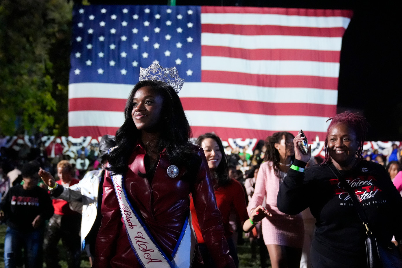 Kennedy Lucas, Hoa hậu da màu Mỹ, tham dự bữa tiệc theo dõi chiến dịch tranh cử của ứng cử viên tổng thống đảng Dân chủ Kamala Harris ngày 5/11/2024, tại khuôn viên Trường Đại học Howard ở Washington. Ảnh: AP.