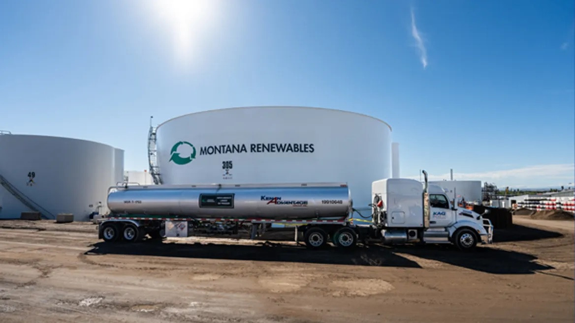 Xe tải chở nhiên liệu hàng không bền vững từ nhà máy lọc dầu Montana Renewables ở bang Montana đến Sân bay quốc tế Minneapolis-St. Paul vào tháng 9/2024. Ảnh: Calumet.