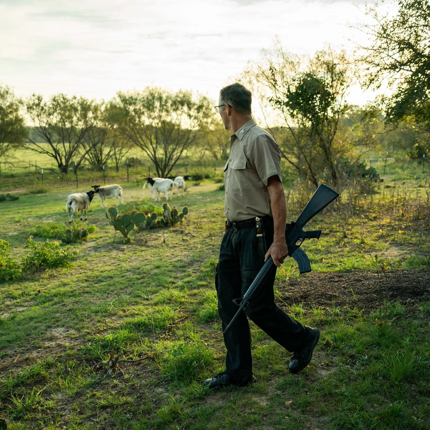 Cơ sở sinh tồn có thể nuôi thêm gia súc, gia cầm, đào ao thả cá, trồng cây ăn quả, cây “sinh tồn” – những loại cây có hàm lượng cao như atisô Jerusalem… Ảnh: The New Yorker. Cơ sở sinh tồn có thể nuôi thêm gia súc, gia cầm, đào ao thả cá, trồng cây ăn quả, cây “sinh tồn” – những loại cây có hàm lượng cao như atisô Jerusalem… Ảnh: The New Yorker.