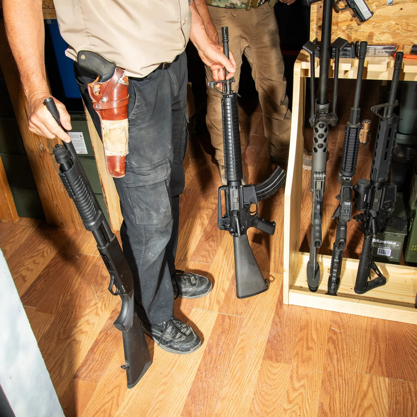 Ông Drew Miller trong kho súng đạn tại một cơ sở sinh tồn. Ảnh: The New Yorker. Ông Drew Miller trong kho súng đạn tại một cơ sở sinh tồn. Ảnh: The New Yorker.