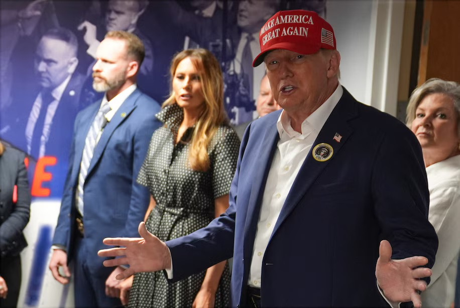 Cựu tổng thống Donald Trump đến thăm trụ sở chiến dịch tranh cử của mình tại West Palm Beach, Florida. Ảnh: AP. Cựu tổng thống Donald Trump đến thăm trụ sở chiến dịch tranh cử của mình tại West Palm Beach, Florida. Ảnh: AP.