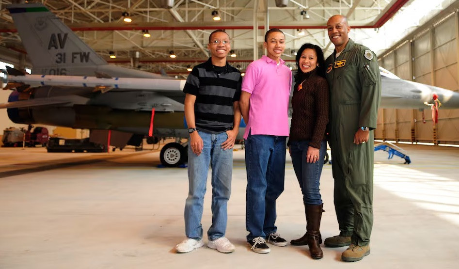 Chủ tịch Hội đồng Tham mưu trưởng liên quân C.Q. Brown cùng vợ và hai con trai tại một căn cứ không quân. Ảnh: Defense News. Chủ tịch Hội đồng Tham mưu trưởng liên quân C.Q. Brown cùng vợ và hai con trai tại một căn cứ không quân. Ảnh: Defense News.