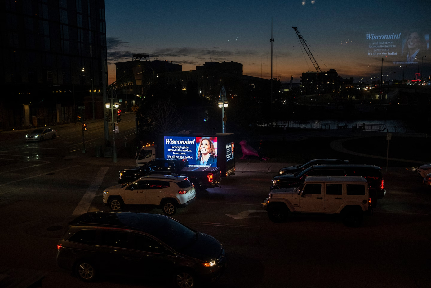 Xe tải chở biển quảng cáo chiến dịch tranh cử của Phó Tổng thống Kamala Harris chạy dọc một con đường ở thành phố Milwaukee, bang Wisconsin ngày 2/11/2024. Ảnh: The Washington Post.