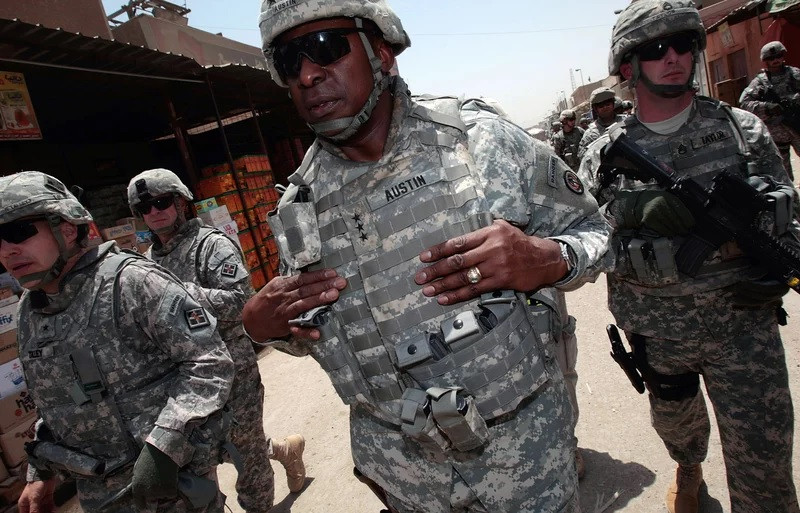 Bộ trưởng Quốc phòng Mỹ sắp mãn nhiệm Lloyd Austin (giữa). Ảnh chụp năm 2008, khi ông đang công tác ở Iraq. Ảnh: Getty Images. Bộ trưởng Quốc phòng Mỹ sắp mãn nhiệm Lloyd Austin (giữa). Ảnh chụp năm 2008, khi ông đang công tác ở Iraq. Ảnh: Getty Images.