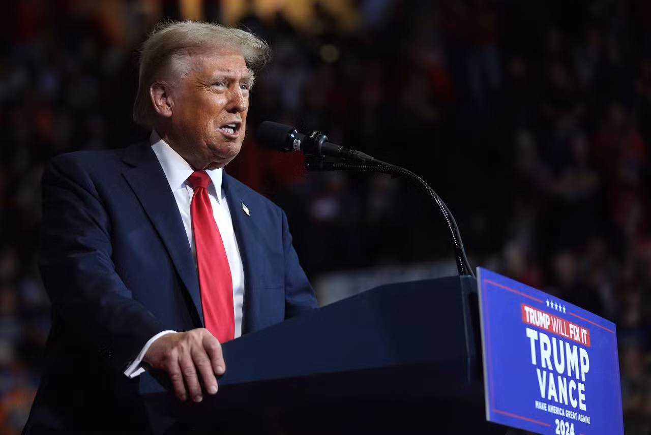 Cựu Tổng thống Mỹ Donald Trump phát biểu tại một cuộc vận động tranh cử ở Salem, Virginia, ngày 2/11/2024. Ảnh: AP.