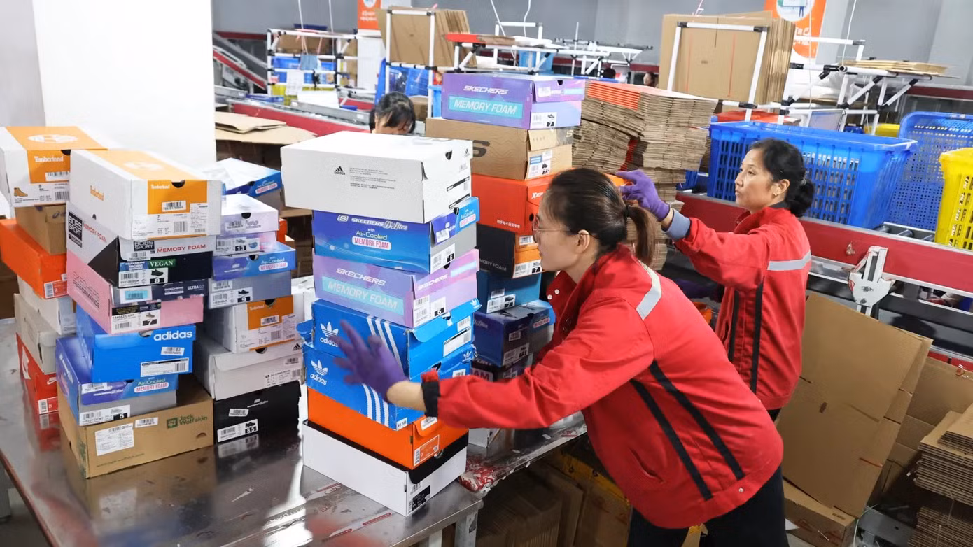 Nhân viên đóng gói và phân loại bưu kiện chuyển phát nhanh tại một công ty thương mại điện tử vào ngày 1/11/2024, trước thềm Lễ hội mua sắm 11/11 ở tỉnh Giang Tô, Trung Quốc. Ảnh: Visual China Group.