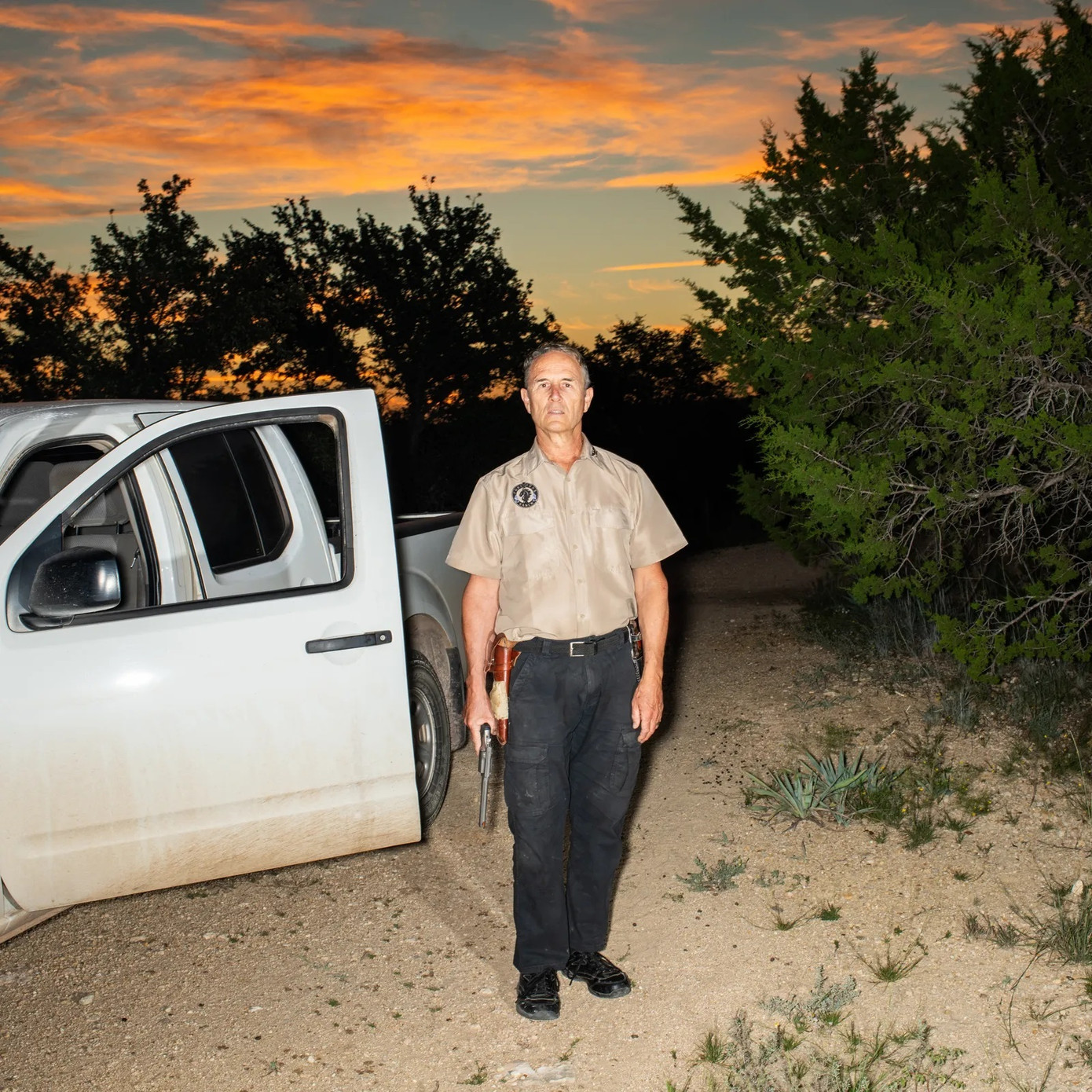 Ông Drew Miller cầm súng lục đi bắn rắn trong một cơ sở sinh tồn Fortitude Ranch. Ảnh: The New Yorker. Ông Drew Miller cầm súng lục đi bắn rắn trong một cơ sở sinh tồn Fortitude Ranch. Ảnh: The New Yorker.