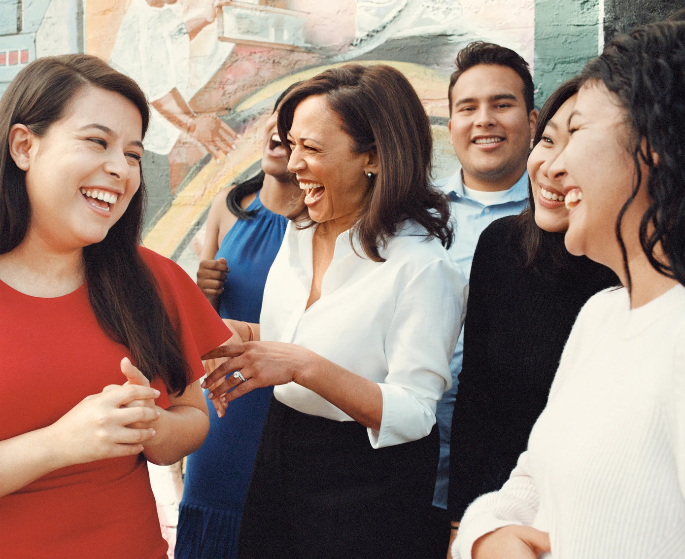 Bà Kamala Harris nổi bật với nụ cười tươi thoải mái, được dự đoán sẽ thu hút được nhiều cử tri nữ, người da màu. Ảnh: Vogue.