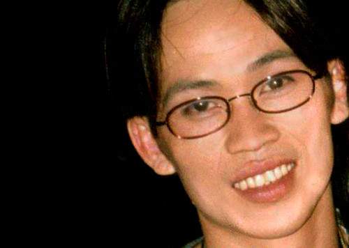 Tóc hai mái, thắt cà vạt, để ria mép như định hình cho hình ảnh tài tử cinema của ngày nay.