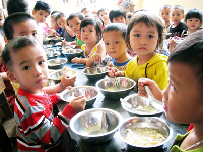 Cha mẹ những em bé thuộc trường Mẫu giáo Điện Ngọc này phải đóng nhiều khoản thu vô lý. Ảnh: Trường Giang