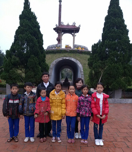 Các em học sinh lớp 4, 5 chụp ảnh kỷ niệm tại Thành cổ Quảng Trị sau giờ học lịch sử. (Ảnh: Nhà trường cung cấp).