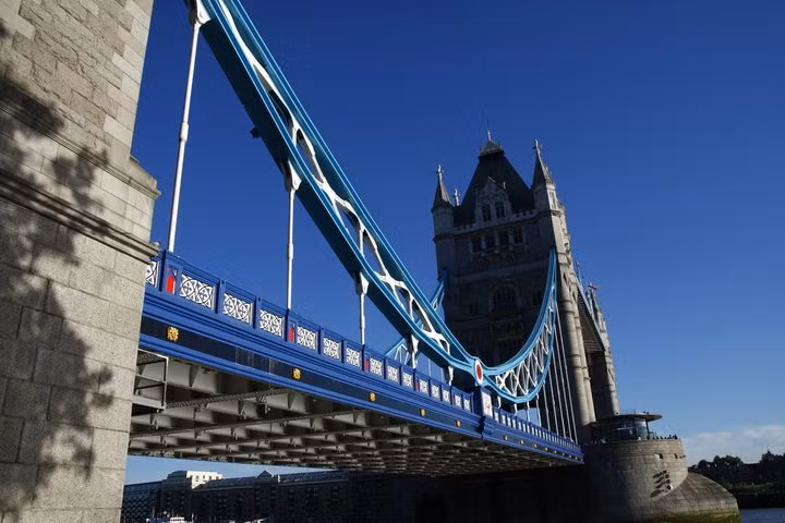 London đẹp như một bức tranh Tháp London qua mọi góc nhìn Dòng sông Thames yên bình London Eye - một trong những biểu tượng của London Big Ben trứ danh Cây cầu Golden Jubilee. Từ đây có thể dễ dàng thấy đc cả 2 biểu tượng của London là London Eye và Big Ben. Cây cầu Southpark lung linh trong ánh điện Cây cầu Westminster nổi tiếng Chiều tàn cuối đông Richmond Một góc nhỏ của Portobello London ấm áp sắc xuân với màu hồng tươi của hoa đào nở Sự bình yên bao trùm lên London khi màn đêm buông xuống Bắt gặp người nghệ sĩ đang say sưa với những giai điệu nhạc vào một chiều cuối đông.