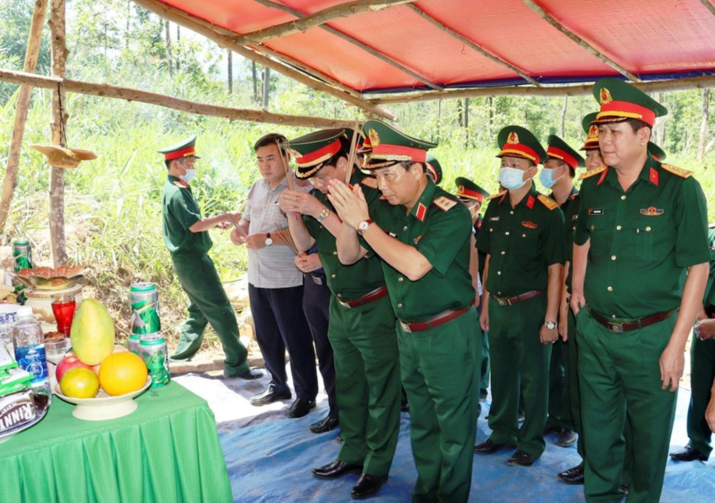 Dâng hương tưởng niệm 13 liệt sĩ hy sinh tại Tiểu khu 67 (xã Phong Xuân, huyện Phong Điền, TT-Huế) khi làm công tác cứu hộ, cứu nạn thủy điện Rào Trăng 3