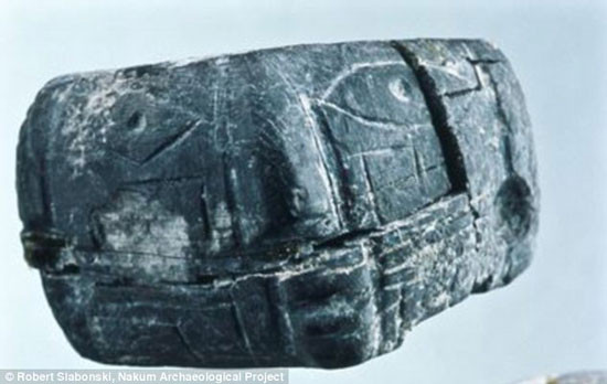 Chiếc nhẫn đá cỡ nhỏ mà các nhà khảo cổ tìm thấy trong ngôi mộ 1300 tuổi ở tầng trên. Chiếc nhẫn đá cỡ nhỏ mà các nhà khảo cổ tìm thấy trong ngôi mộ 1300 tuổi ở tầng trên