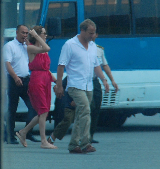 Nhưng Angline xuống máy bay, đi vào trong khu kiểm tra hành lý để chào mọi nguời