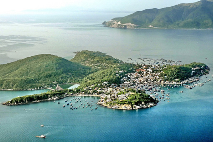 Hòn đảo nào trong vịnh Nha Trang, nơi được dự định thả muỗi thử nghiệm từ những năm 2011 đến nay?