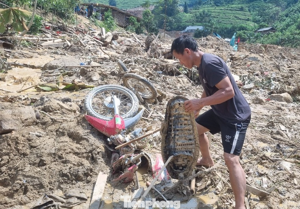 Anh Lý A Thành bới rác tìm người thân.