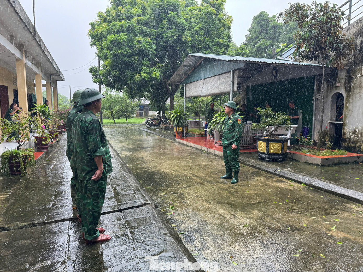 Đại tá Nguyễn Quang Thuyên - Hiệu trưởng Trường Trung cấp 24 Biên phòng, giao nhiệm vụ, động viên cán bộ lên đường tìm kiếm nạn nhân tại Làng Nủ. Đại tá Nguyễn Quang Thuyên - Hiệu trưởng Trường Trung cấp 24 Biên phòng, giao nhiệm vụ, động viên cán bộ lên đường tìm kiếm nạn nhân tại Làng Nủ.