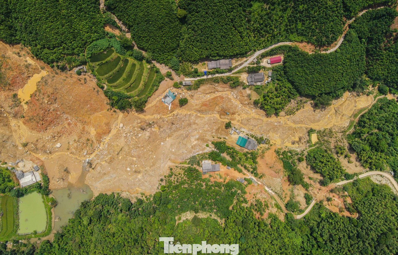 Toàn cảnh hiện trường lũ quét làm chết 10 người, mất tích 8 người ở thôn Nậm Tông.