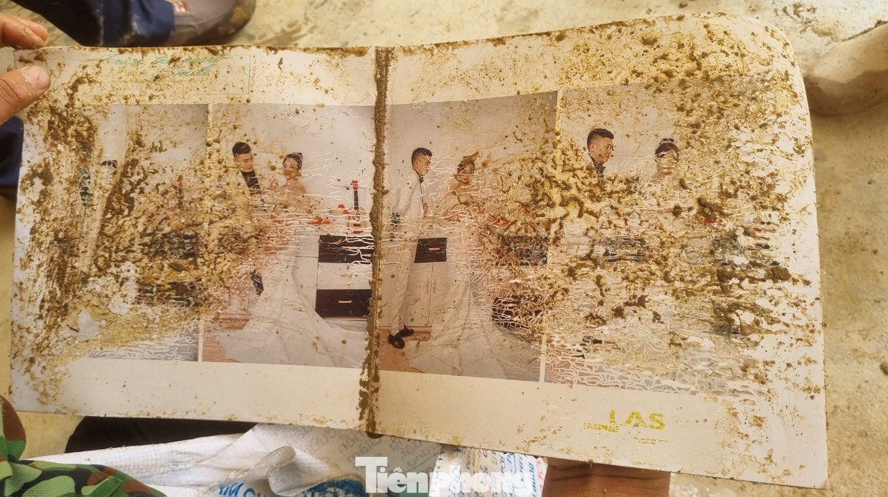 Lý Seo Thỏ đau buồn khi mất đi vợ con. Cuốn album là tài sản quý giá nhất của Thỏ bây giờ.