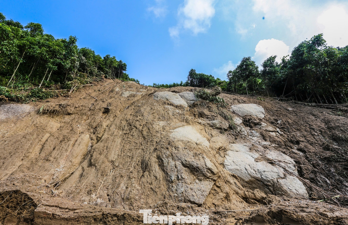 Đỉnh núi nơi xuất phát trận lũ quét.