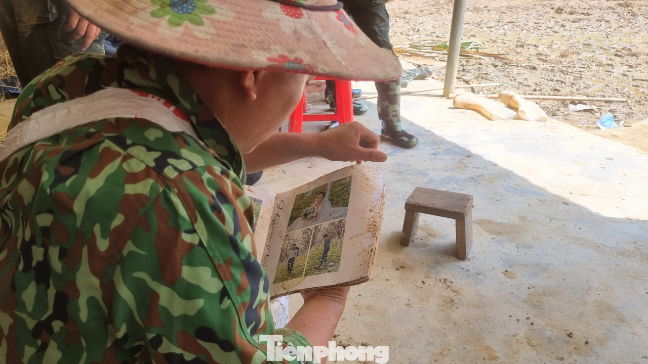 Thỏ lật từng trang cuốn album ảnh cưới của vợ chồng lau những vết bùn còn bám dính.