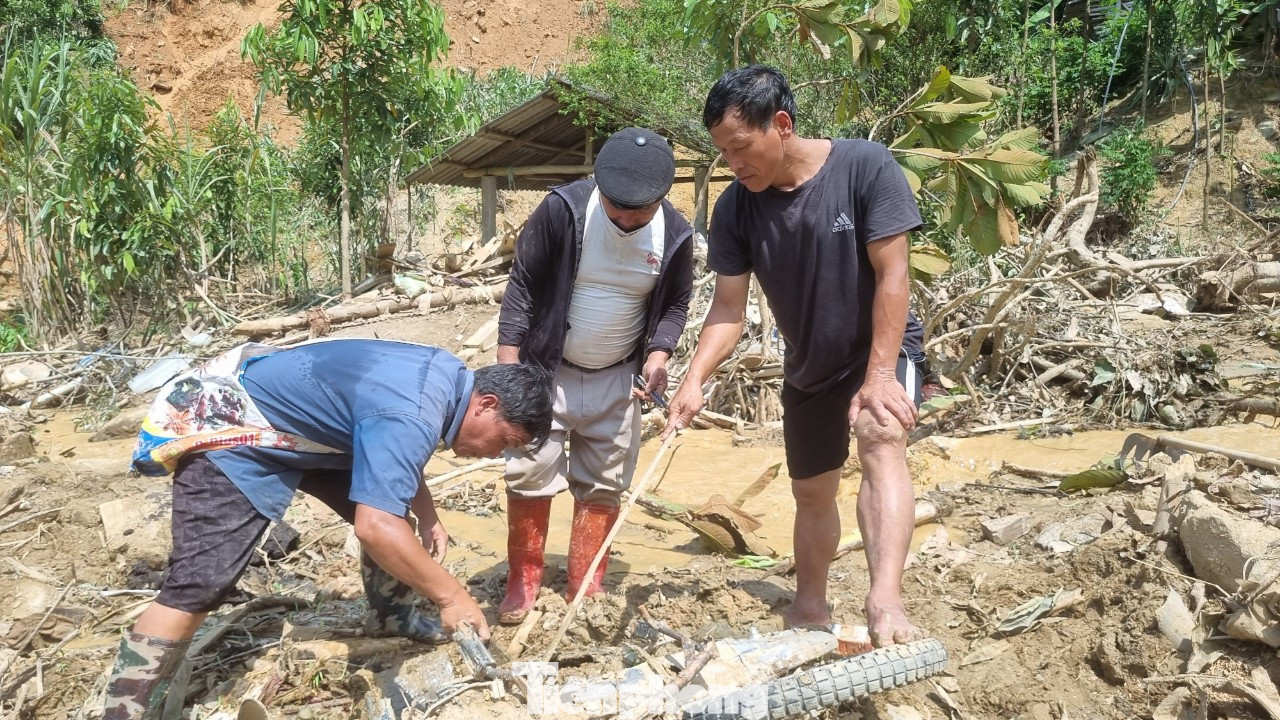 Người dân đang cố đào bới tìm người thân mất tích.